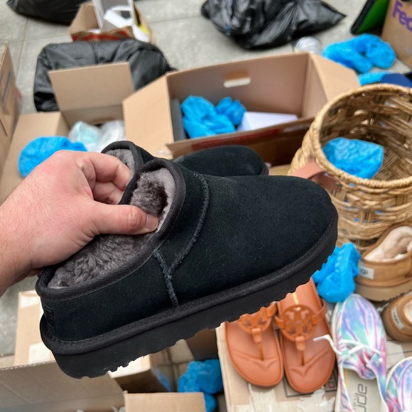 UGG Classic Slipper - Black - Picture 2 of 4